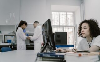 Forskningens Rolle i Samfunnet: Innovasjon og Teknologi