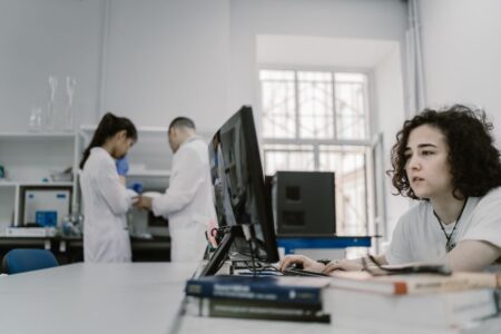 Forskningens Rolle i Samfunnet: Innovasjon og Teknologi